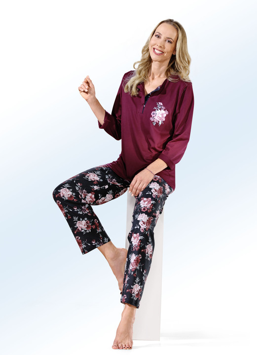 Pyjama's & shorty's - Set van twee pyjama's met lange mouwen en knoopsluiting, in Größe 036 bis 060, in Farbe 1X BORDEAUX-ZWART-MEERKLEURIG, 1X ZWART-BORDEAUX-MEERKLEURIG Ansicht 1